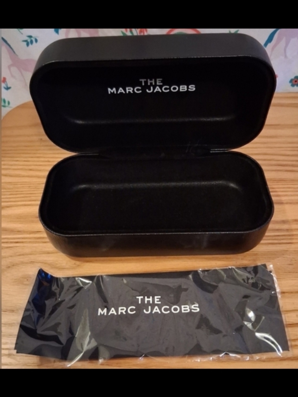 NWT Marc Jacobs Black Vegan XL Hard Clam Shell Glasses Travel Case & Wipe